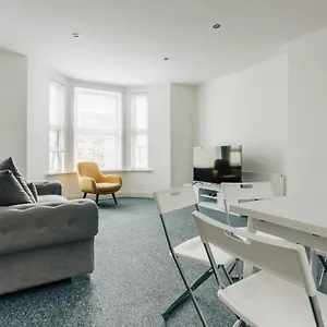  Apartment Modern Two Bedroom Apartment - Prime Location - Family - Business - Short Breaks Getaway United Kingdom