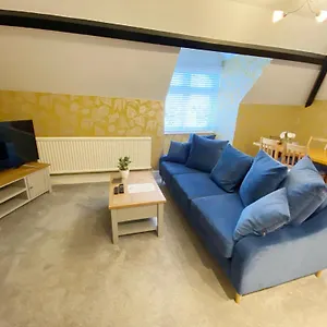  Apartment The Hut - 1 Bedroom Near The United Kingdom